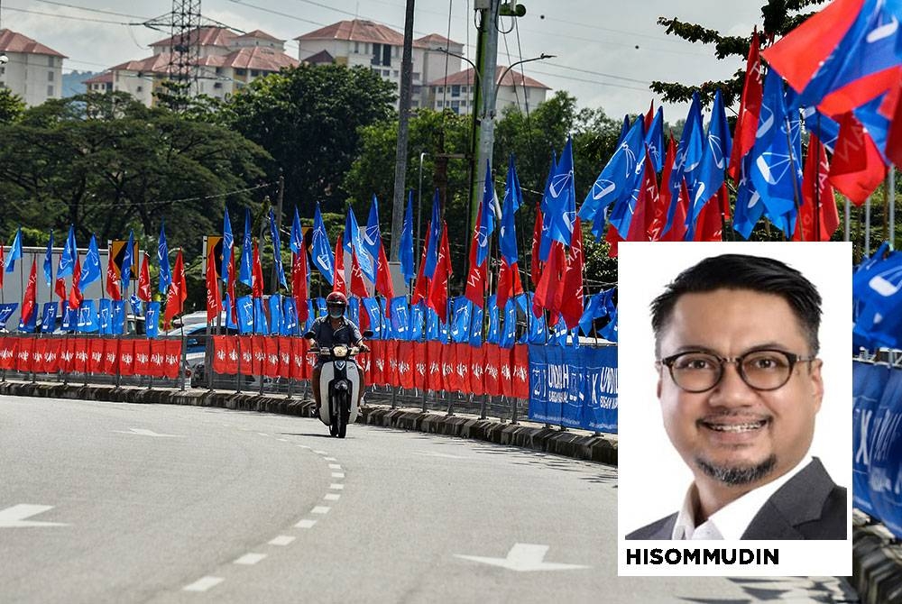 Deretan bendera parti politik menghiasi sekitar jalan di ibu kota sempena kempen PRU15.