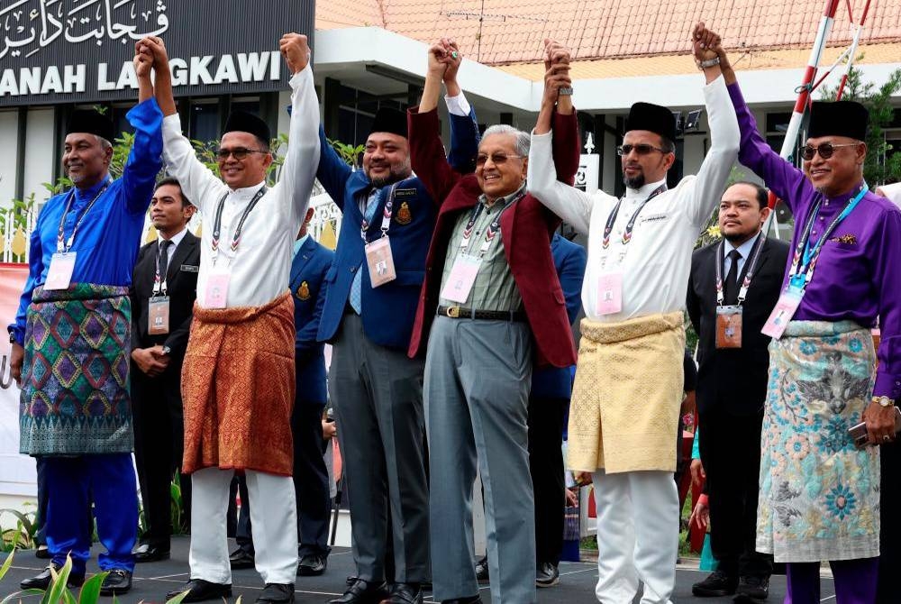 Dr Mahathir (depan, tiga dari kanan) dicabar empat calon lain di kerusi Parlimen Langkawi pada PRU15.