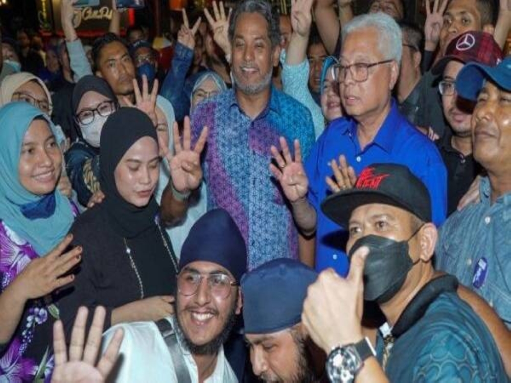 Ismail Sabri (dua kanan) turut berjanji akan melantik kembali KJ (dua kanan) sebagai Menteri Kesihatan sekiranya BN menang dan beliau dipilih sebagai Perdana Menteri ke-10.