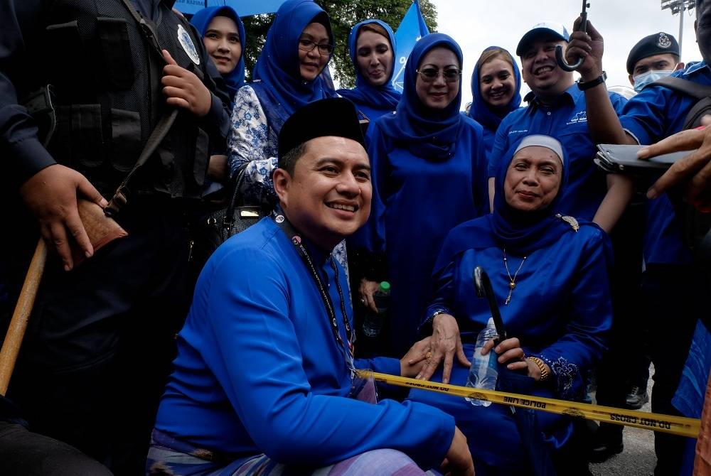 Mohd Nizar (depan) bersama ibunya, Tengku Puteri Zainah Tengku Eskandar yang hadir memberi sokongan semasa penamaan calon di Pusat Penamaan Calon PRU15 di Dewan Konvensyen Sultan Haji Ahmad Shah, pada 5 November lalu. 