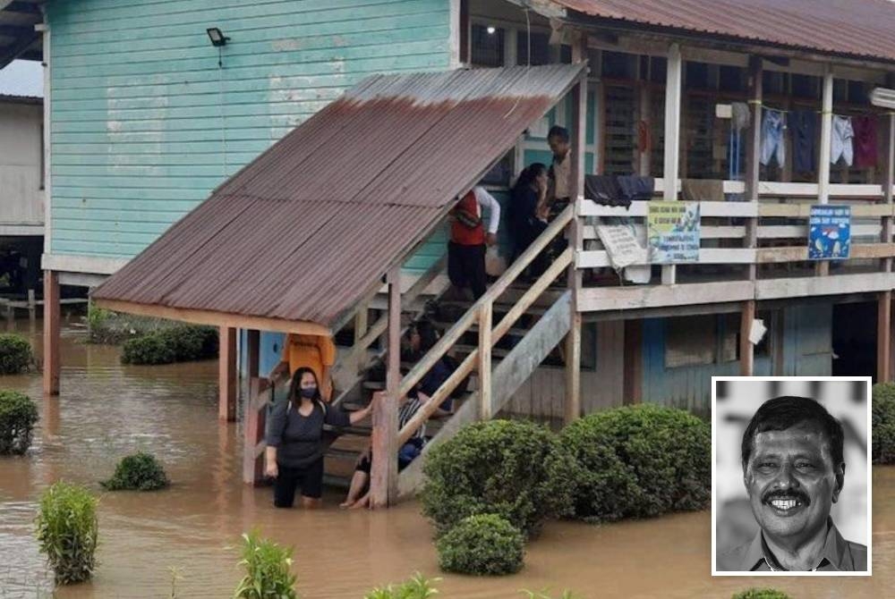 SPR terpaksa menghentikan proses pengundian di 11 pusat pengundian dan saluran di Parlimen Baram susulan kejadian banjir teruk pada Sabtu. GAMBAR KECIL: M KARUPAIYA