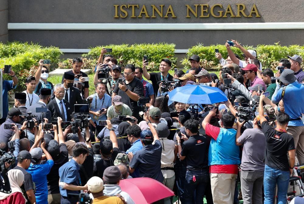 Yang di-Pertuan Agong Al-Sultan Abdullah Ri’ayatuddin Al-Mustafa Billah Shah berkenan mencemar duli menyantuni pengamal media yang berkampung di hadapan pintu 2 Istana Negara.