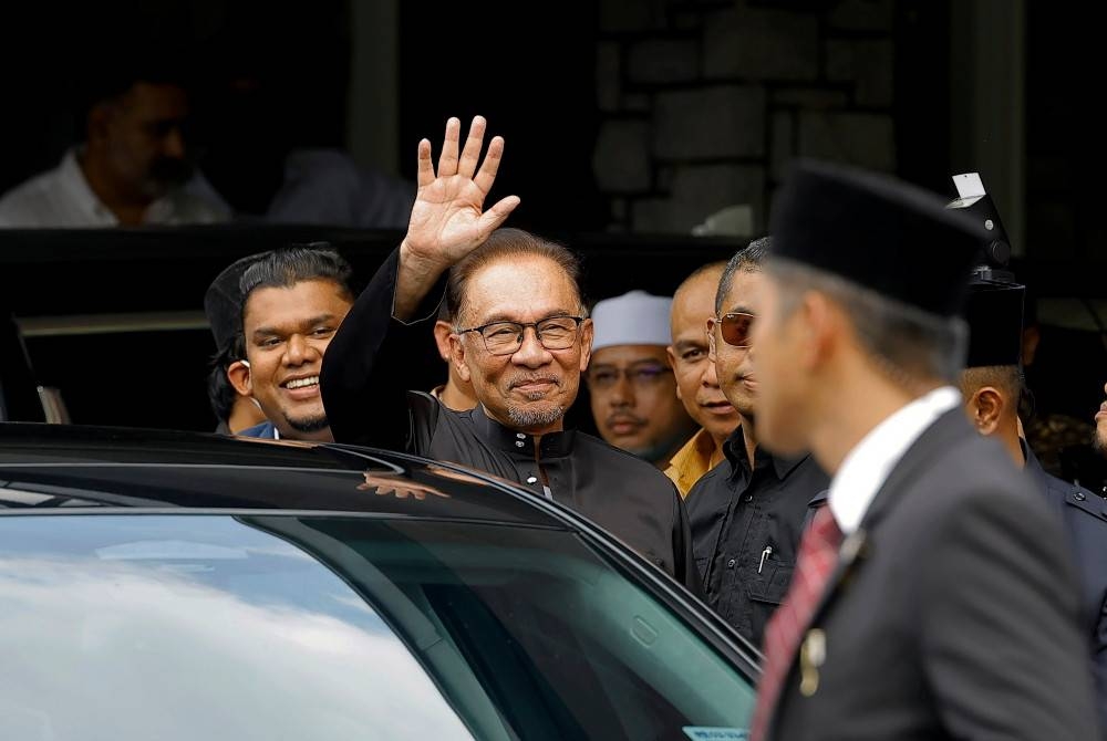 Anwar bergerak ke Istana Negara untuk mengangkat sumpah sebagai Perdana Menteri ke-10 pada Khamis. - Foto Bernama