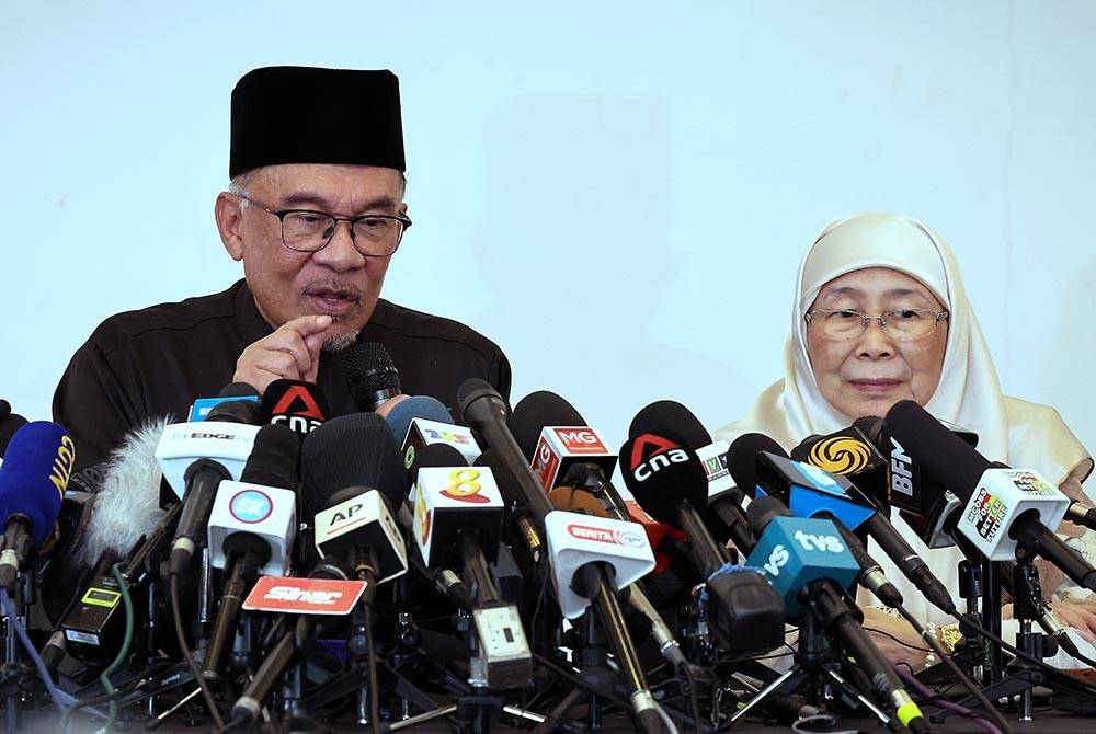 Perdana Menteri, Datuk Seri Anwar Ibrahim bersama isteri, Datuk Seri Dr Wan Azizah Wan Ismail pada sidang media pertama setelah dilantik sebagai Perdana Menteri Malaysia ke-10 di Sungai Long Golf Club House, Kajang. - Foto Bernama