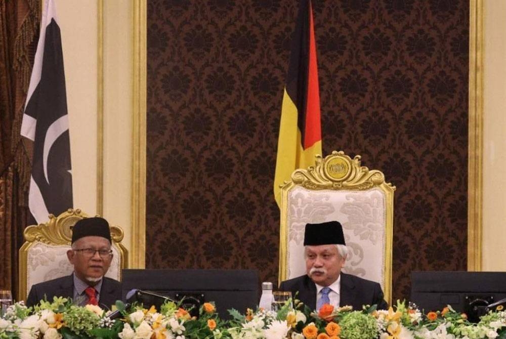 Pengerusi Mesyuarat Majlis Raja-Raja ke-260, Yang di-Pertuan Besar Negeri Sembilan Tuanku Muhriz Almarhum Tuanku Munawir (kanan) mengulangi hasrat Raja-Raja agar ahli politik berhenti menggunakan isu perkauman dan agama untuk menghasut rakyat Malaysia membenci terhadap satu sama lain. - Foto Bernama