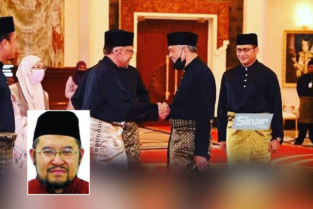 Ahmad Zahid (kanan) bersalaman dengan Anwar sebaik selesai majlis angkat sumpah di Istana Negara pada Khamis. Gambar kecil: Ahmad Fauzi