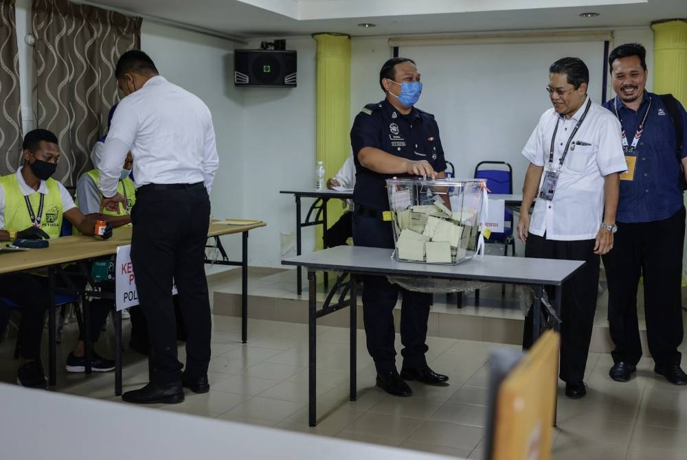 Setiausaha Suruhan Pilihan Raya, Datuk Ikmalrudin Ishak (dua dari kanan) ketika meninjau proses mengundi awal sempena PRU15 bagi DUN Tioman di Ibu Pejabat Polis Daerah Rompin pada Sabtu. - Foto Bernama