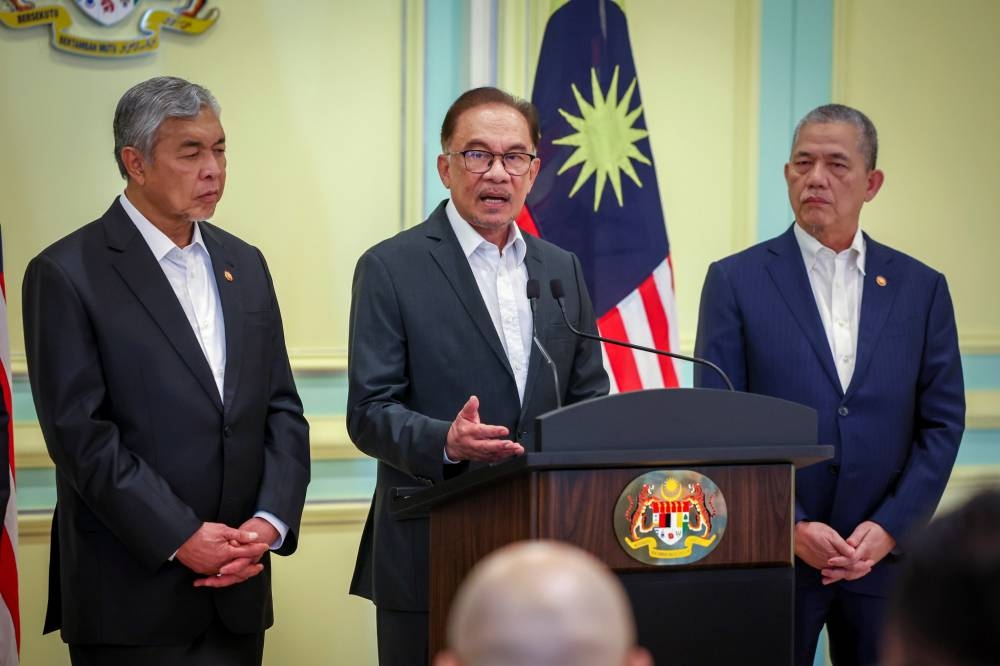 Anwar ketika sidang akhbar di Perdana Putra, Putrajaya selepas mempengerusikan Mesyuarat Khas Kabinet pertama pada Isnin. Turut sama, Ahmad Zahid (kiri) dan Fadillah (kanan).