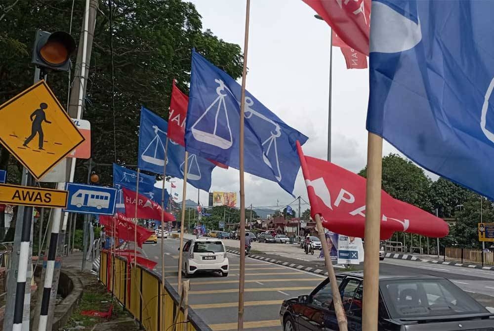 Antara bendera parti yang belum diturunkan sekitar Selayang dan Gombak.