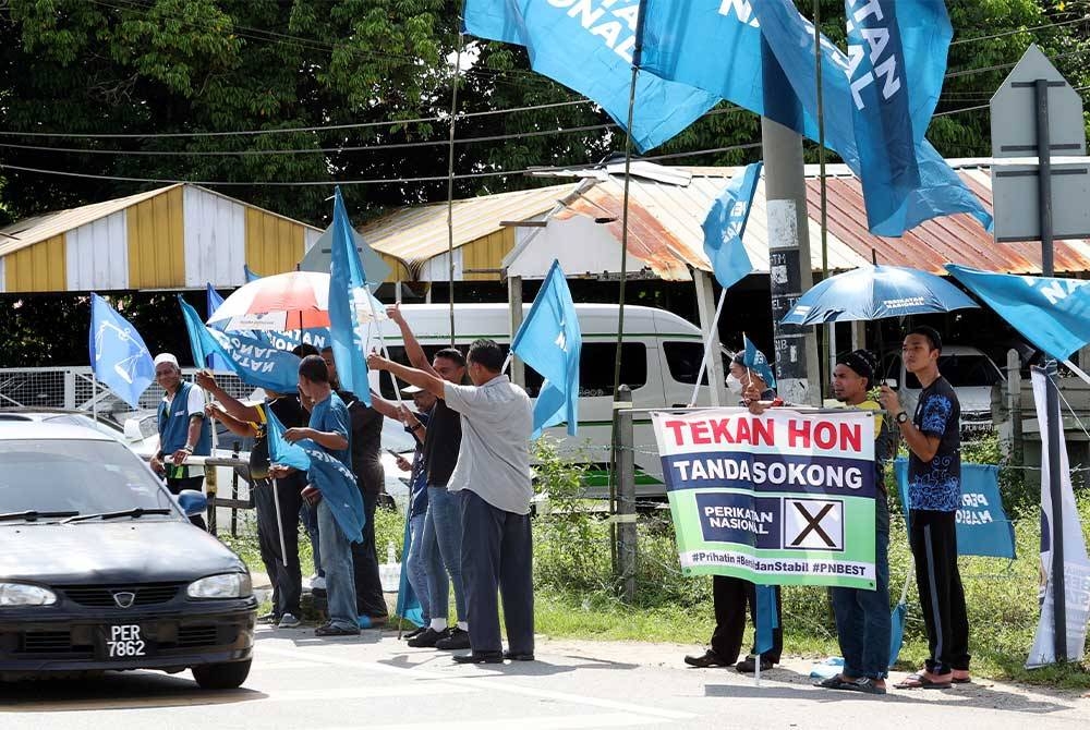 Peraih undi daripada parti PN meraih undi bagi kerusi Parlimen Padang Serai pada Rabu.