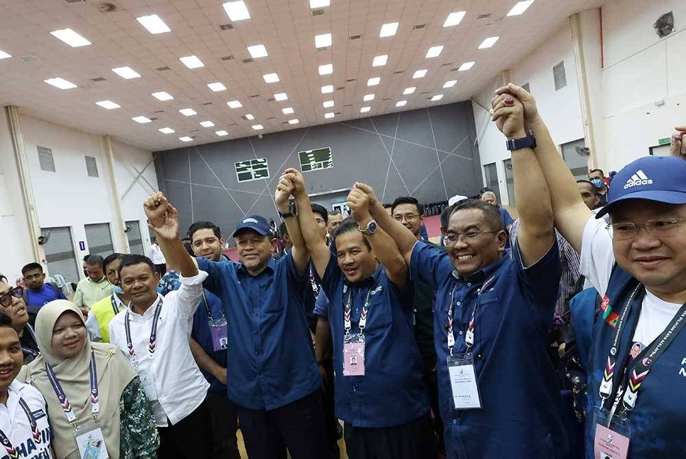 Calon PN, Datuk Azman Nasrudin di Pusat Penjumlahan Rasmi Undi di Kompleks Sukan Kulim Hi-Tech pada malam Rabu. - Foto Bernama