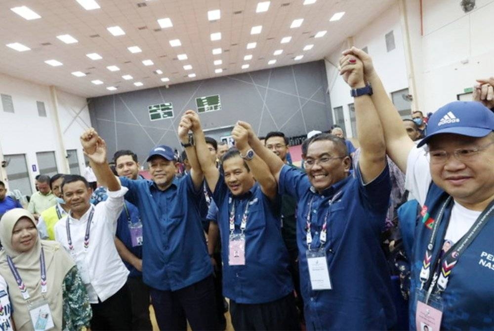 Calon PN Parlimen Padang Serai, Datuk Azman Nasrudin semasa di Pusat Penjumlahan Rasmi Undi di Kompleks Sukan Kulim Hi-Tech pada Rabu lalu.