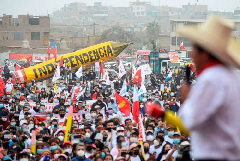 Castillo terkenal dengan gaya memakai topi jerami semasa berkempen menjadi calon Presiden Peru.