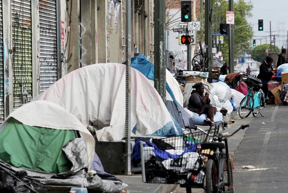 Khemah-khemah didirikan sepanjang kawasan kaki lima di Skid Row yang selama ini dianggap sebagai pusat gelandangan di LA.