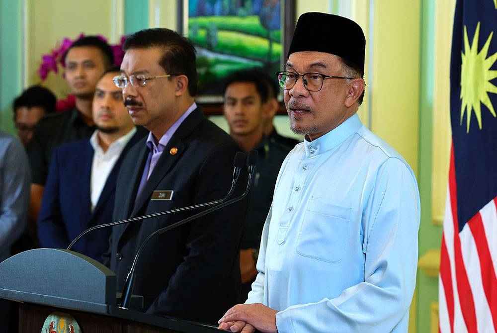 Anwar ketika sidang media pengumuman kabinet Kerajaan Perpaduan di Bangunan Perdana Putra.