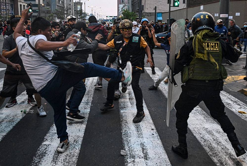 Penyokong pro-Castillo bertempur dengan polis atirusuhan di Lima.