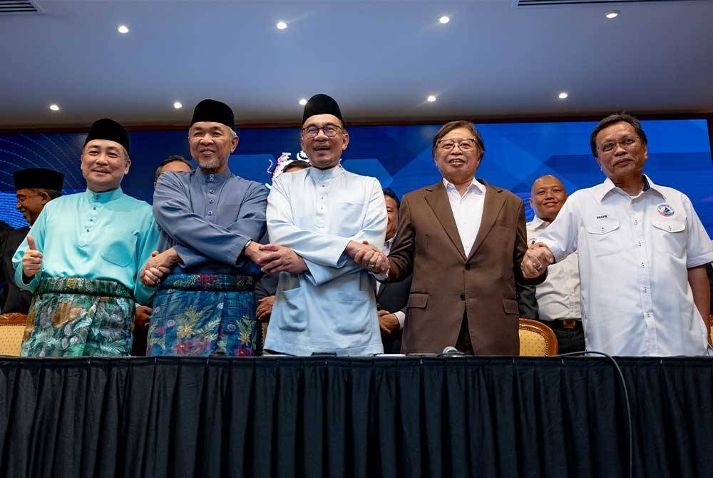 Anwar (tengah) ketika Majlis Menandatangani Permuafakatan Antara Gabungan Bawah Kerajaan Perpaduan Malaysia di Pejabat Perdana Menteri, Putrajaya pada Jumaat. Turut serta (dari kiri) Pengerusi GRS, Datuk Seri Hajiji Noor; Pengerusi BN, Datuk Seri Dr Ahmad Zahid Hamidi; Pengerusi GPS, Tan Sri Abang Johari Tun Openg dan Presiden Warisan, Datuk Seri Mohd Shafie Apdal.