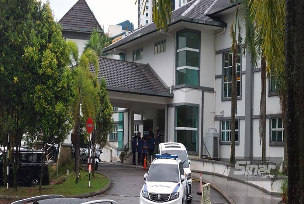 Beberapa pemimpin PN dilihat berkumpul di luar pekarangan Dewan PAUM Clubhouse pada Ahad.