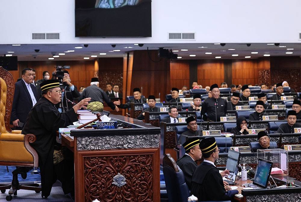 Yang Dipertua Dewan Rakyat Datuk Johari Abdul cuba meleraikan kekecohan antara ahli Parlimen. -Foto Bernama