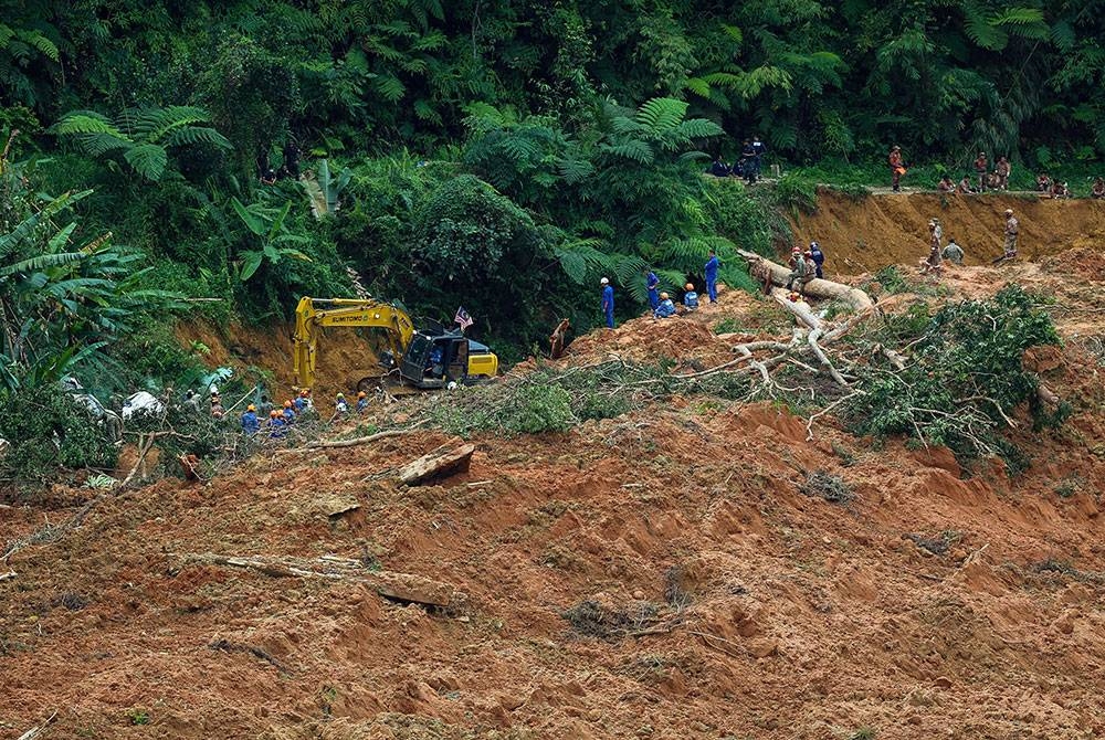 Anggota pasukan penyelamat melakukan kerja-kerja mencari dan menyelamat mangsa-mangsa yang tertimbus. -Foto Bernama