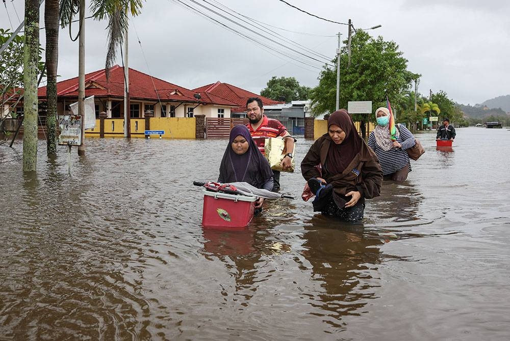 Antara penduduk yang terjejas banjir. Foto Bernama.