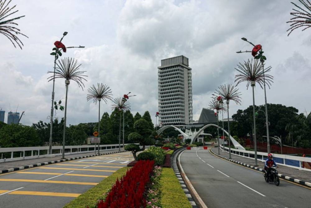 Kedua-dua pihak kerajaan dan pembangkang perlu memfokuskan isu pembangunan negara dalam tempoh parlimen ini. - Foto hiasan/Bernama