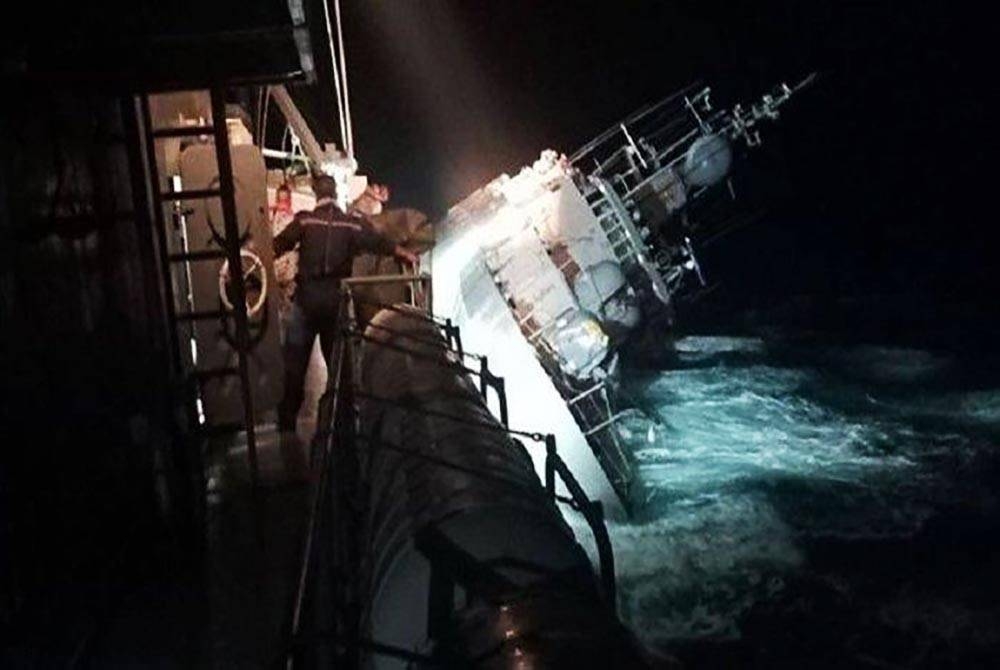 Sebuah kapal tentera laut HTMS Sukhothai yang berusia hampir 40 tahun telah karam ketika ribut akibat dipukul badai setinggi antara tiga hingga empat meter di kawasan perairan Teluk Siam.