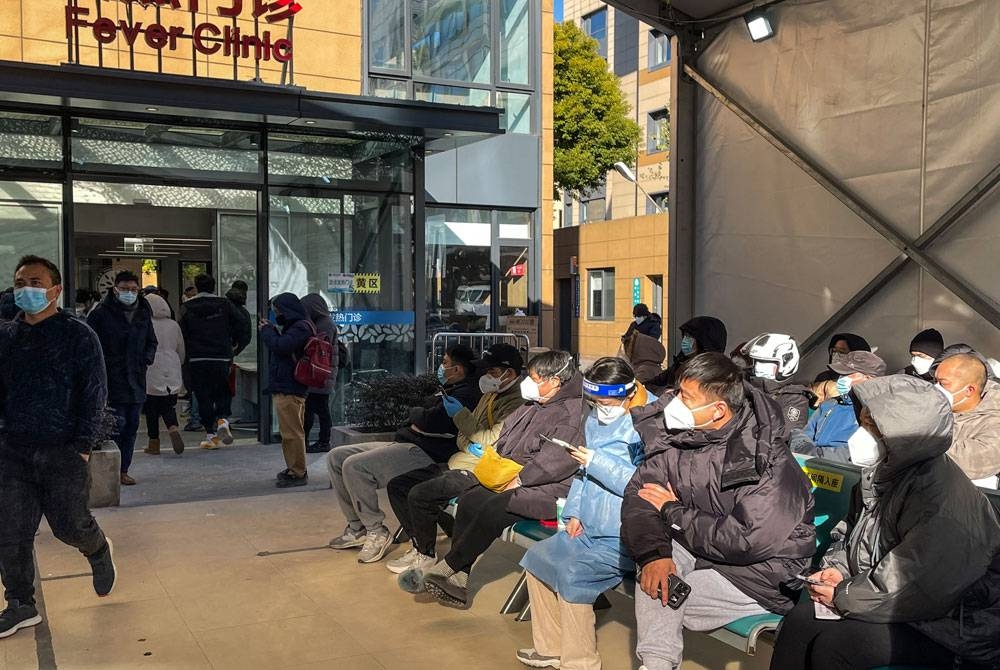 Pesakit menunggu giliran di klinik demam Tongren Hospital, Changning di Shanghai.