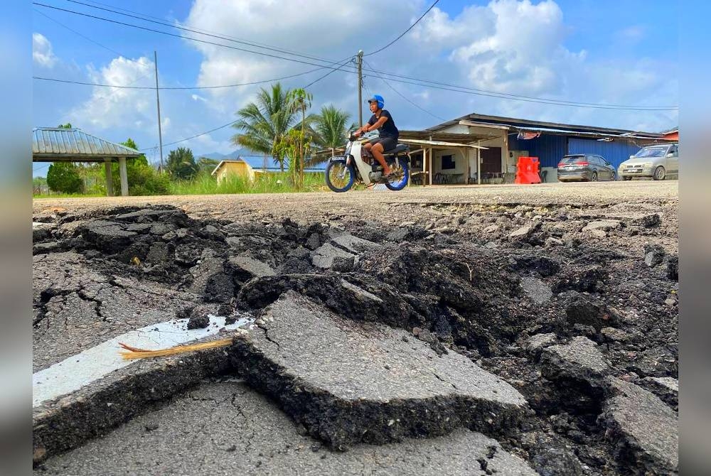 Beginilah keadaan Jalan Selising-Kok Lanas berhampiran Kampung Bukit Merbau, Pasir Puteh yang rosak akibat banjir baru-baru ini.