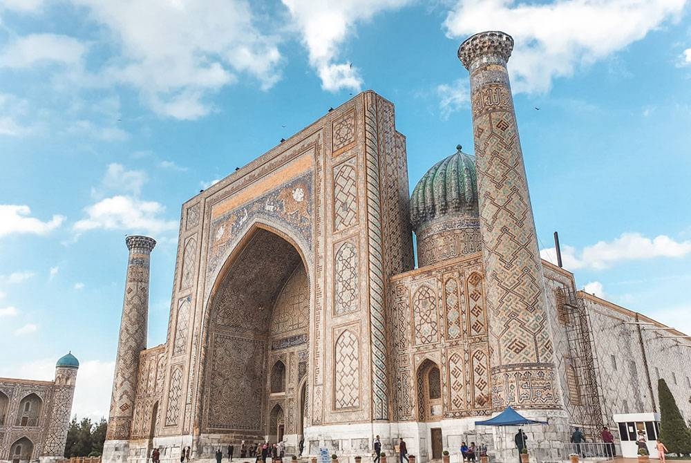 Monumen indah di Samarkand dengan reka bentuk indah yang menegaskan identiti sejarah dan semasa negara itu.