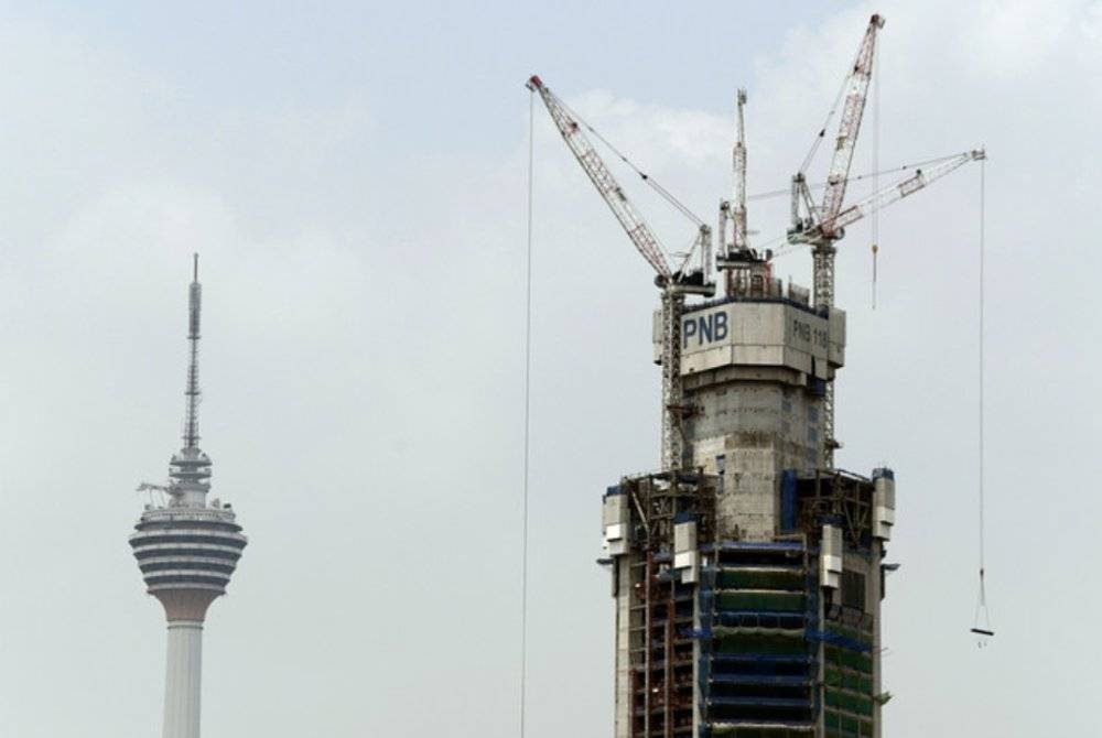 Menara Kuala Lumpur dan Menara Merdeka 118 yang masih dalam pembinaan. - Foto fail Bernama