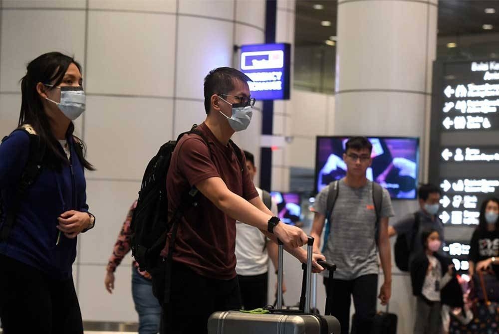 Ujian PCR, pemakaian pelitup muka dan mengambil dos penggalak oleh pelancong dari China perlu diberi perhatian bagi mengelak gelombang jangkitan Covid-19 kembali meletus di Malaysia. - Foto Bernama