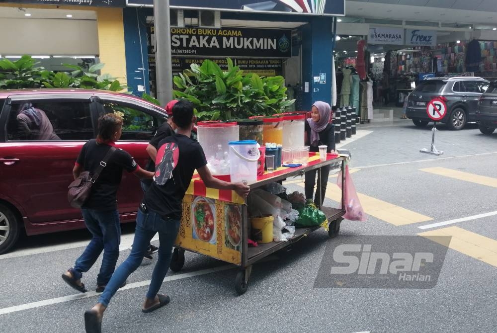 Intan Nur Hidayah (kiri) lari meninggalkan lokasi sebaik menyedari kehadiran penguat kuasa membuat rondaan di lokasi pada Sabtu.