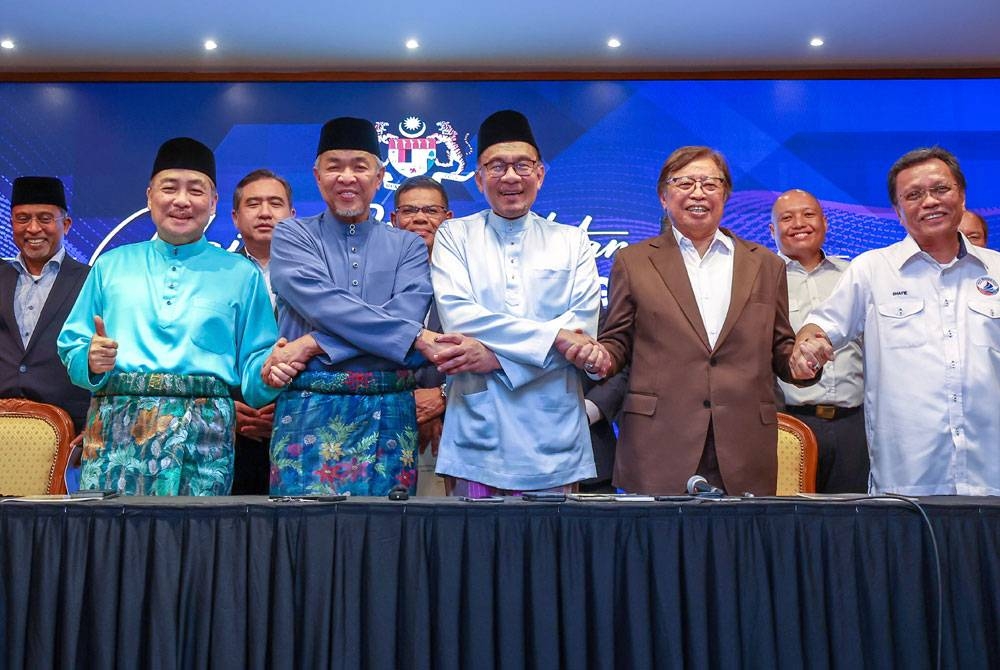 Dari kiri: Hajiji; Timbalan Perdana Menteri, Datuk Seri Dr Ahmad Zahid Hamidi; Anwar; Premier Sarawak, Tan Sri Dr Abang Johari Tun Openg dan Mohd Shafie pada majlis menandatangani permuafakatan antara gabungan di bawah Kerajaan Perpaduan di Bangunan Perdana Putra pada 16 Disember lalu. - Foto Bernama