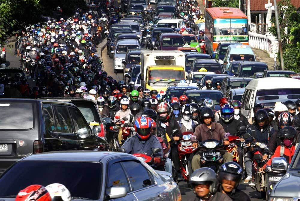 Jakarta yang kini mempunyai 30 juta penduduk sering mengalami kesesakan lalu lintas serta tahap pencemaran tidak sihat.