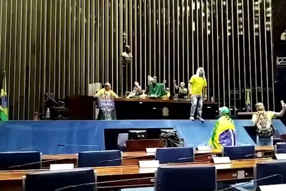 Gelagat penyokong Bolsonaro selepas memecah masuk Kongres.