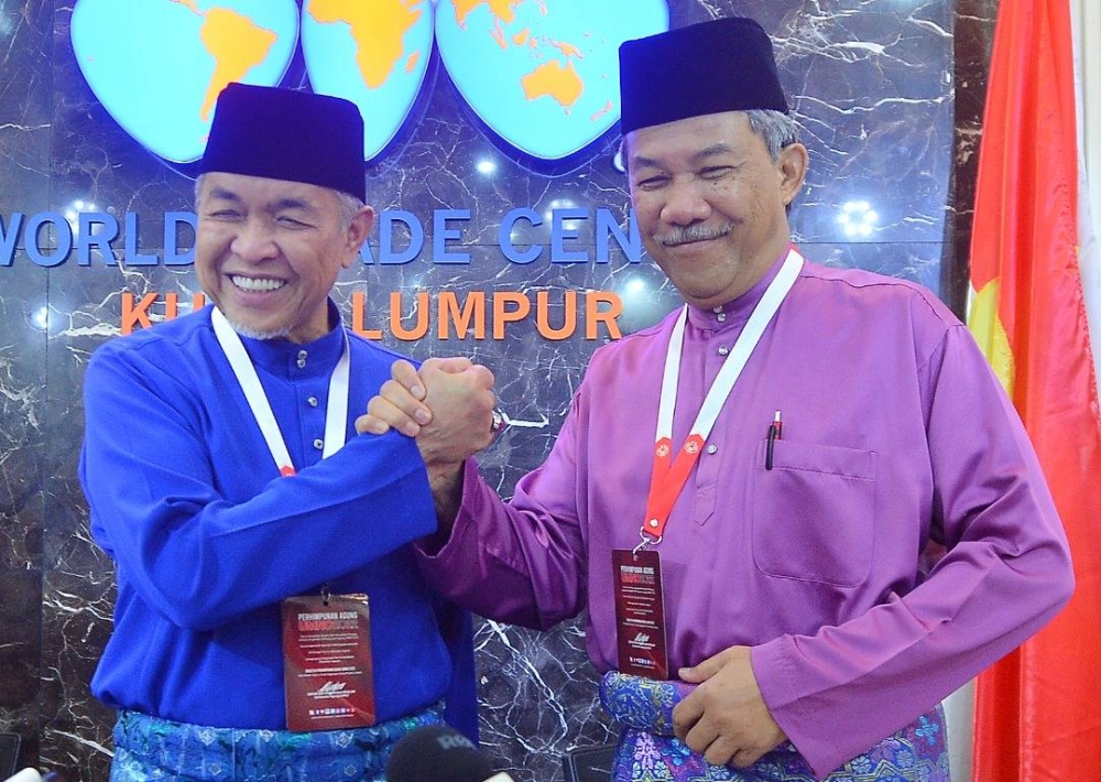 Ahmad Zahid (kiri) dan Mohamad (kanan) kekal sebagai Presiden dan Timbalan Presiden UMNO setelah perwakilan meluluskan usul kedua-dua jawatan itu tidak dipertandingkan dalam pemilihan parti itu akan datang.