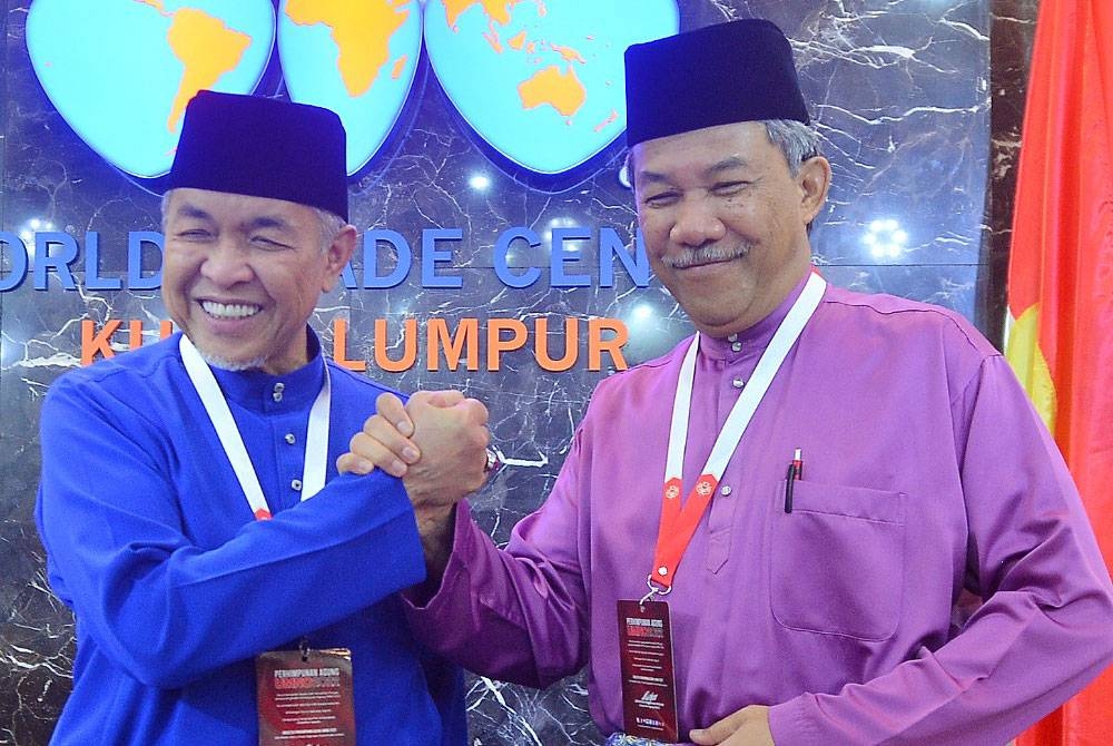 Ahmad Zahid (kiri) dan Mohamad (kanan) kekal sebagai Presiden dan Timbalan Presiden UMNO setelah perwakilan meluluskan usul kedua-dua jawatan itu tidak dipertandingkan dalam pemilihan parti itu akan datang.