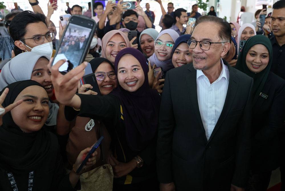 Anwar berswafoto bersama pelajar Universiti Malaysia Terengganu selepas mengadakan pertemuan bersama Ketua Jabatan dan Pegawai Kanan Kerajaan Persekutuan di UMT pada Khamis.