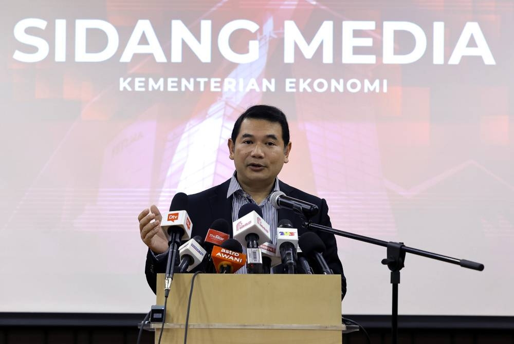 Menteri Ekonomi Rafizi Ramli bercakap pada sidang media Penerbitan Harga Indeks Harga Pengguna (IHP) Disember 2022 di sini. - Foto Bernama