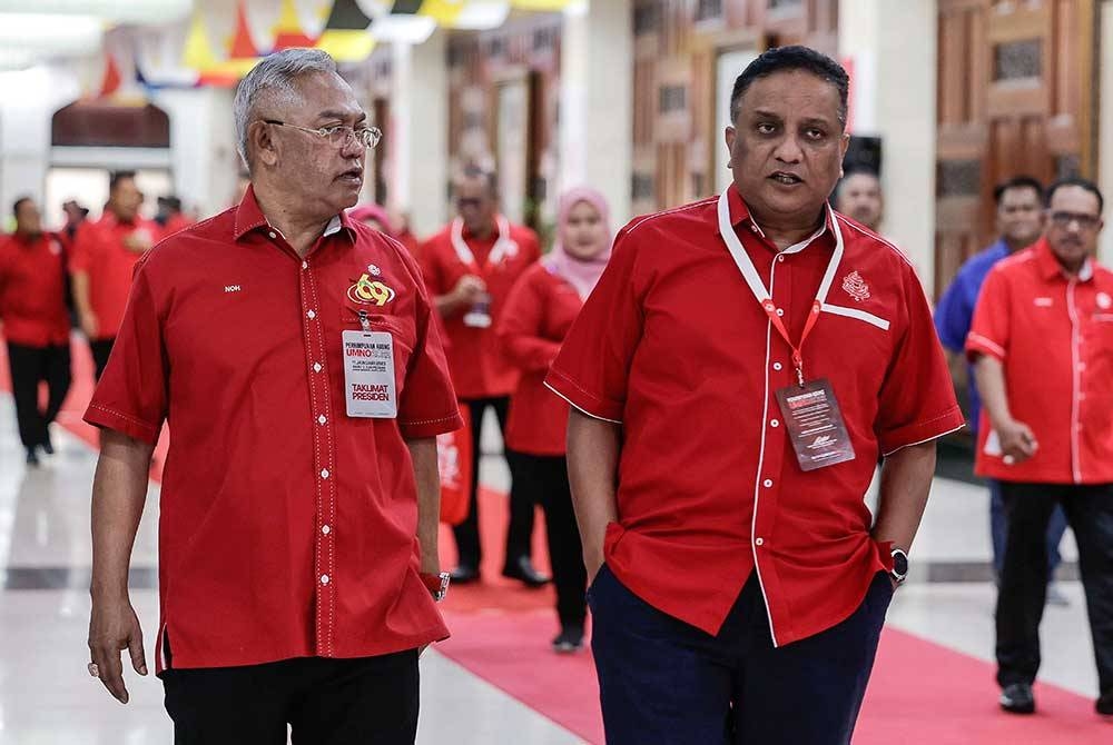 Noh (kiri) dan Datuk Seri Reezal Merican Naina Merican menghadiri Taklimat Presiden sempena Perhimpunan Agung UMNO (PAU) 2022 di Pusat Dagangan Dunia Kuala Lumpur (WTCKL) baru-baru ini.