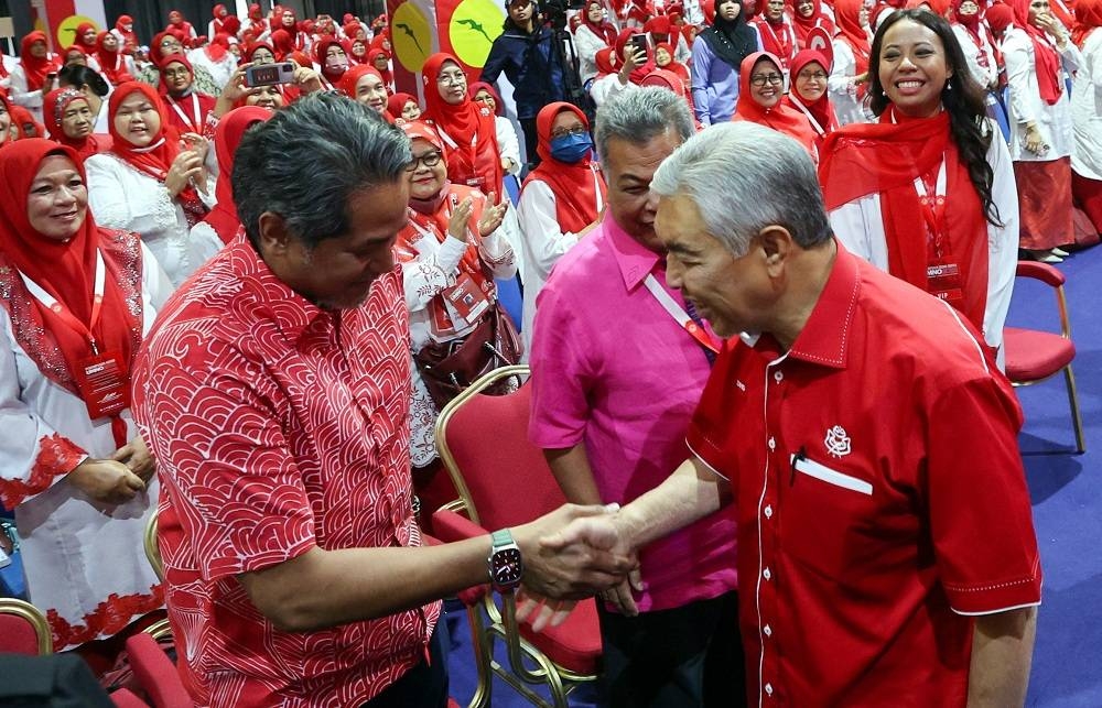 Ahmad Zahid bersalaman dengan Khairy (kiri) pada Perhimpunan Agung Wanita UMNO sempena Perhimpunan Agung UMNO 2022 di WTCKL.