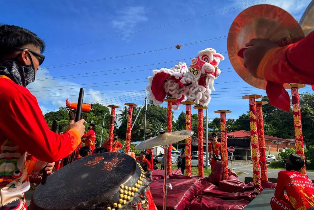 Kepelbagaian tradisi di negara ini termasuk persembahan tarian singa pada Tahun Baharu Cina kini diteruskan kesinambungannya oleh golongan muda termasuk daripada kaum bukan Cina.