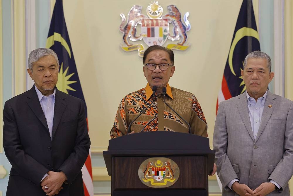 Anwar (tengah) pada sidang media selepas mempengerusikan Mesyuarat Kabinet di Bangunan Perdana Putra pada Khamis.
Turut sama Timbalan Perdana Menteri Datuk Seri Dr Ahmad Zahid Hamidi (kiri) dan Datuk Seri Fadillah Yusof. - Foto: Bernama