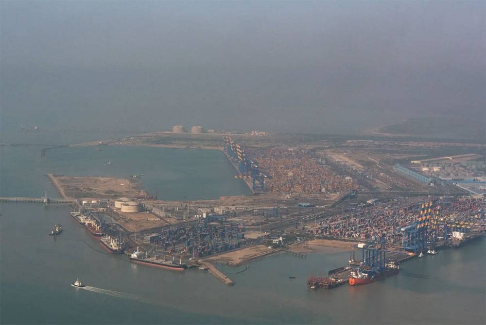 Pelabuhan persendirian milik Adani di Mundra, India.