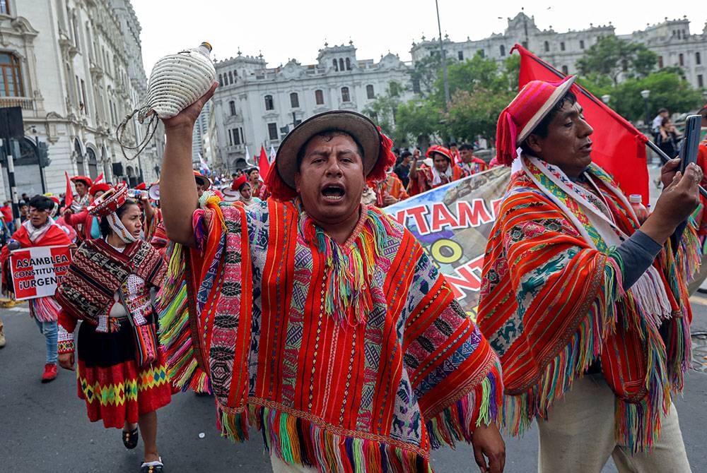 Orang Asli melancarkan protes terhadap Presiden Dina Bouarte di Lima yang menuntut kerajaan baharu bertanggungjawab terhadap kematian penunjuk perasaan. - Foto AFP