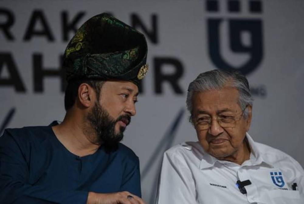 Konflik terkini Pejuang yang menyaksikan Dr Mahathir (kanan) keluar parti itu membuktikan pertelingkahan beliau dengan anaknya, Mukhriz sememangnya jelas berlaku.