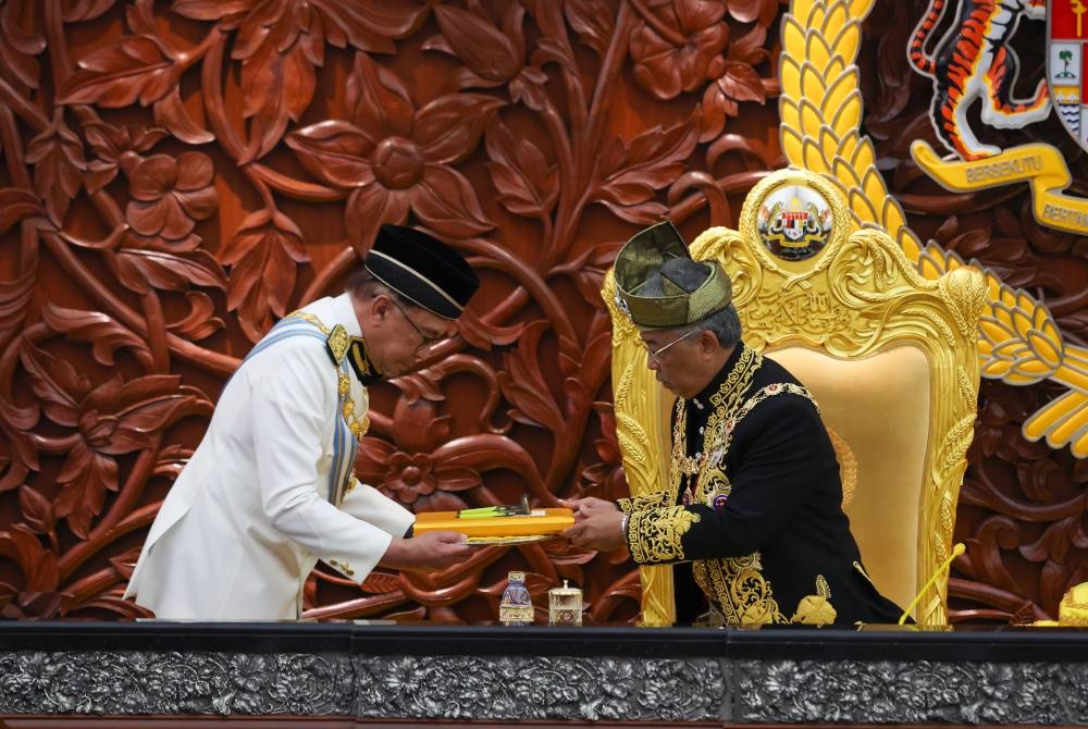 Yang di-Pertuan Agong Al-Sultan Abdullah Ri&#039;ayatuddin Al-Mustafa Billah Shah berkenan menerima Titah Diraja daripada Perdana Menteri, Datuk Seri Anwar Ibrahim pada Istiadat Pembukaan Mesyuarat Pertama Penggal Kedua, Parlimen ke-15 di Bangunan Parlimen pada Isnin. - Foto Bernama
