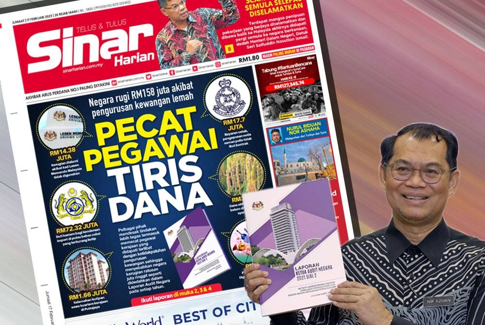 Nik Azman menunjukkan buku Laporan Ketua Audit Negara 2021 Siri 2 di Jabatan Audit Negara, Putrajaya pada Khamis.