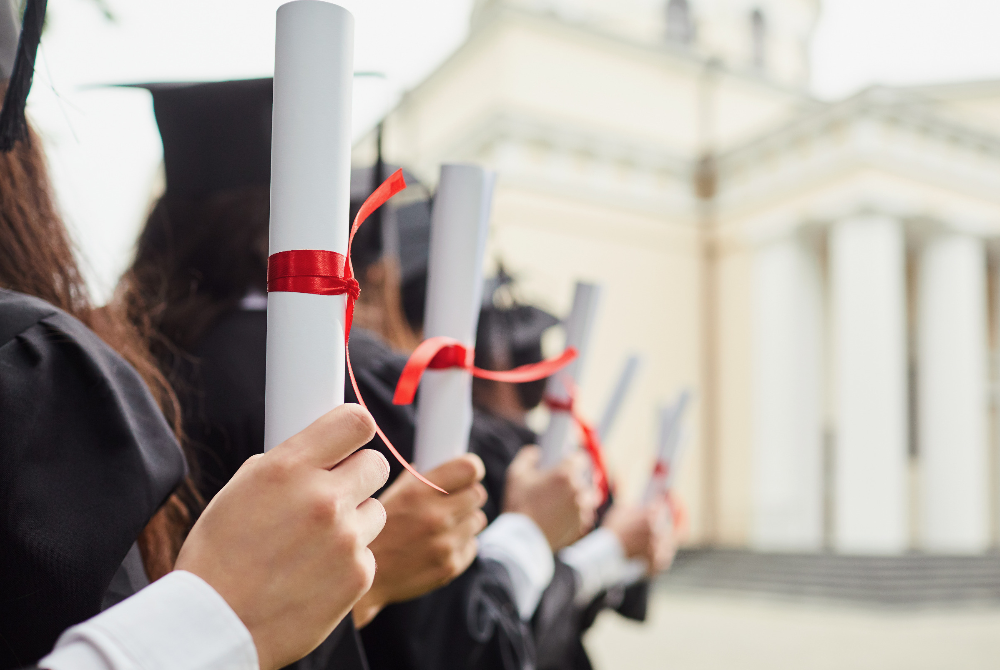 Undang-undang lebih ketat perlu digubal bagi mengekang penggunaan ijazah atau kelulusan palsu. - Foto hiasan/123RF